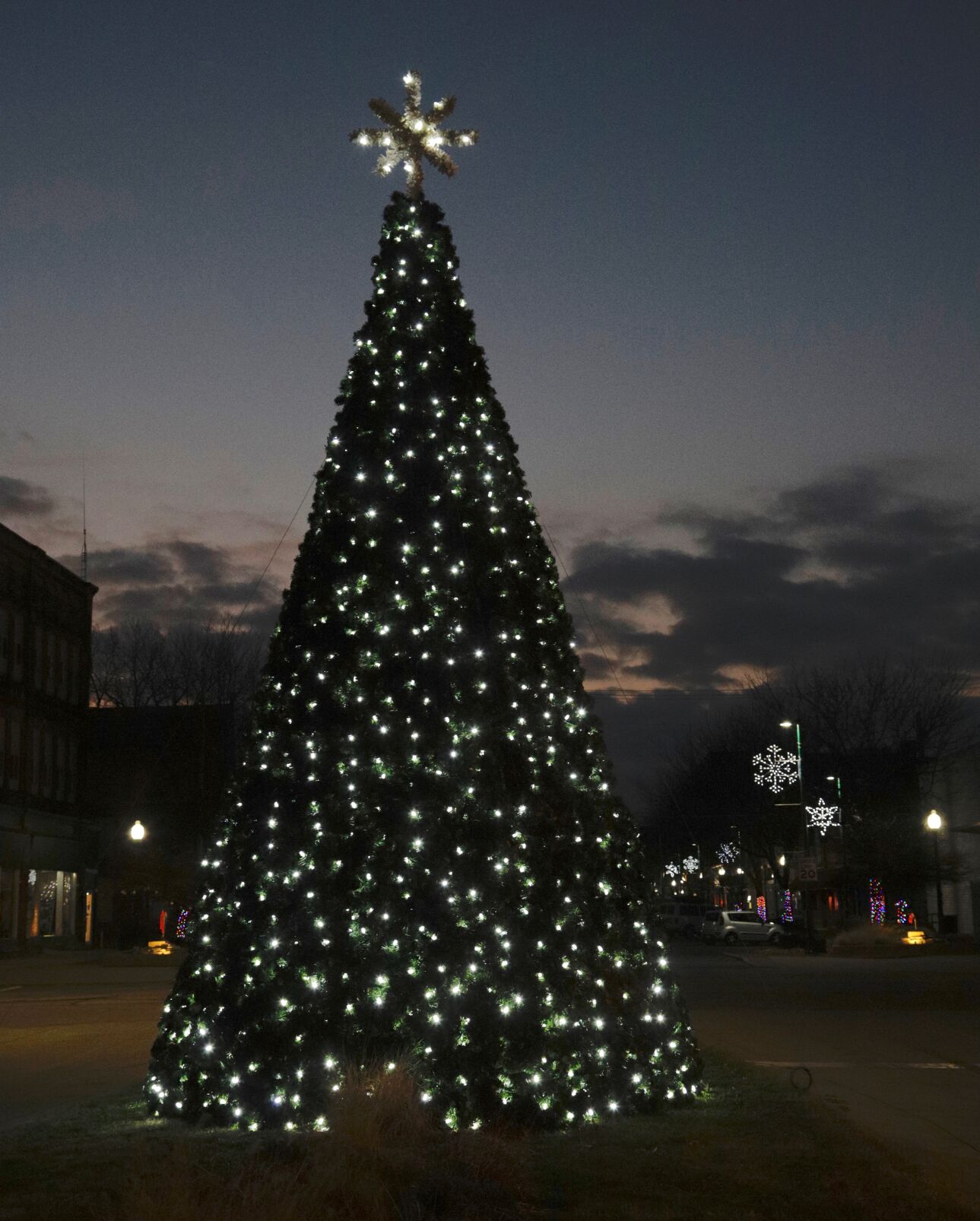 Clinton Christmas Tree on First Street